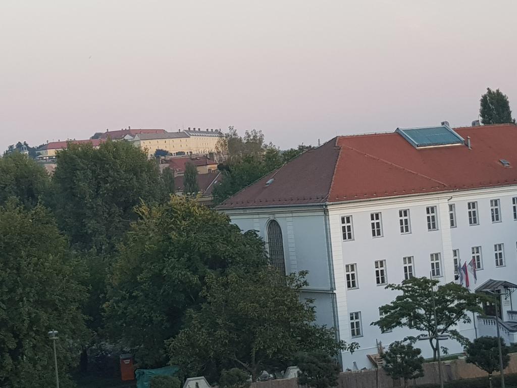 Sara - Modern Apartment In The City Center Újvidék Kültér fotó